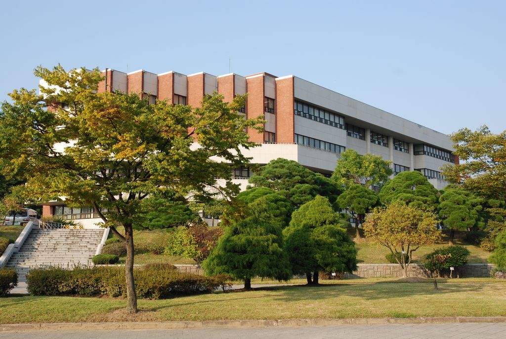 Корейский национальный университет. Корейский национальный университет искусств в Сеуле. Национальный университет в г Чеджу. Сеульский университет в 1997. Сеульский университет тигр.